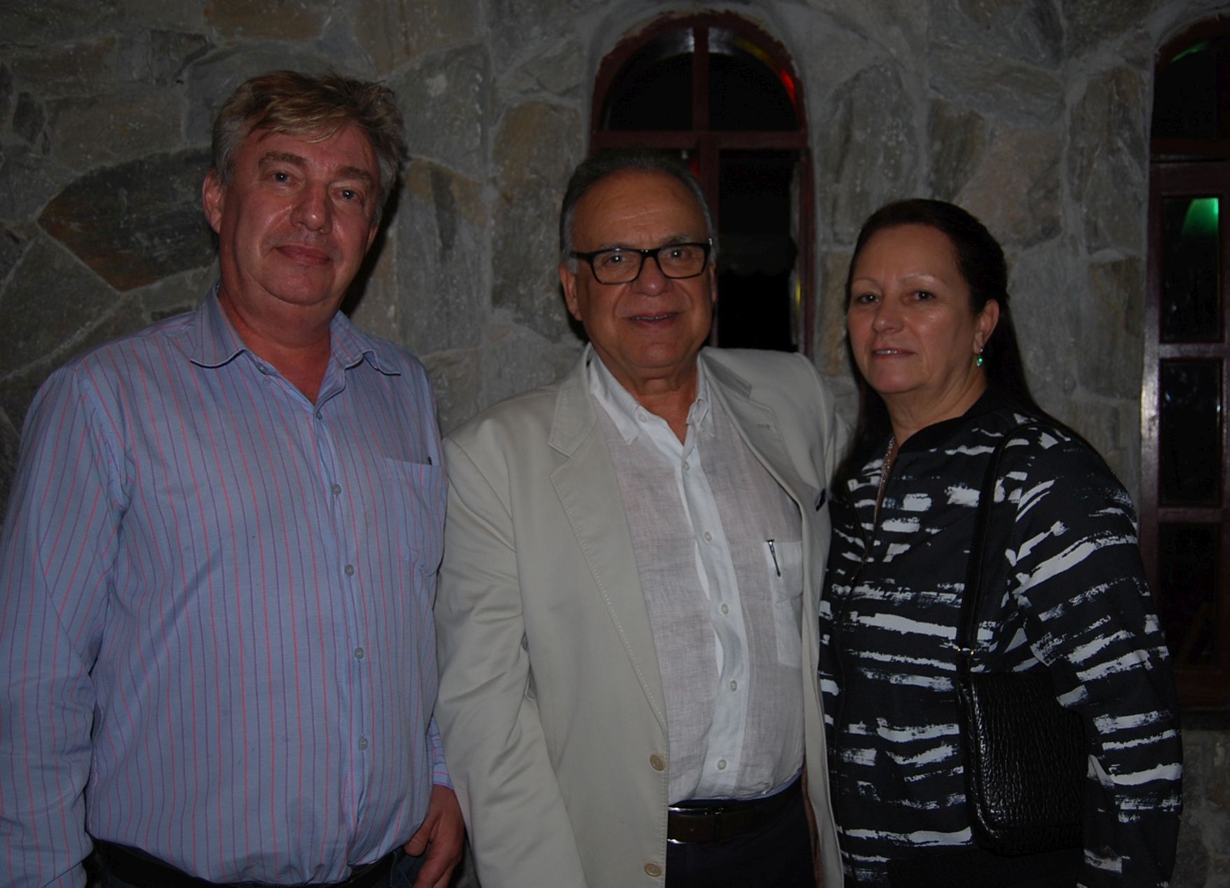 Lineu Mariano Nievola, proprietário do Castelo Restaurante, com o notário Cid Rocha e a esposa Loecy Maria Rocha