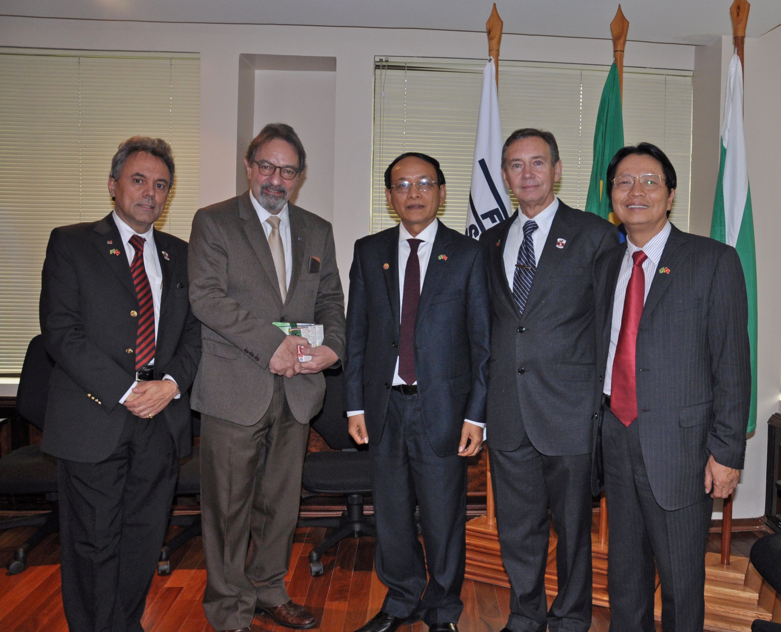Embaixador do Vietnã com Waldemir Kürten e Nguyen Van Lang na Fiepr