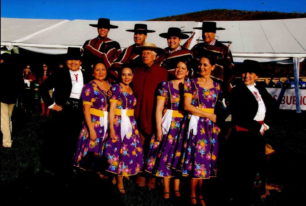 Bailarinos e músicos se dedicam a preservar as raízes folclóricas do Chile