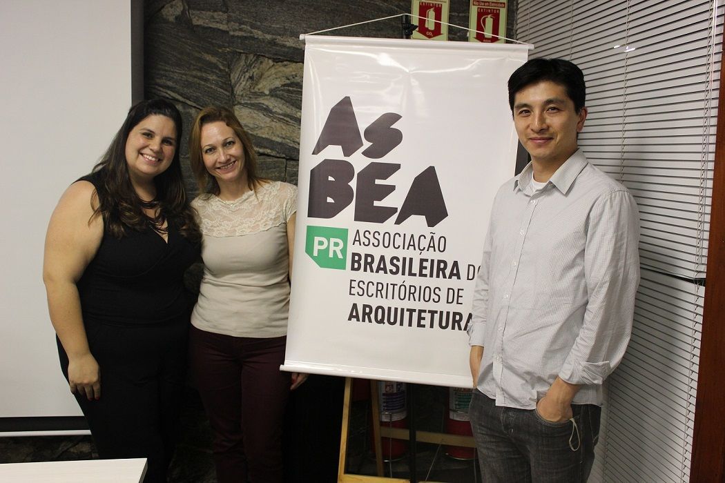 As palestrantes Francielle Dechatnek, da coordenação de vigilância sanitária de Curitiba, e Valéria Marinho, da chefia do serviço de engenharia da Vigilância Sanitária, com Keiro Yamawaki, presidente da AsBEA-PR.