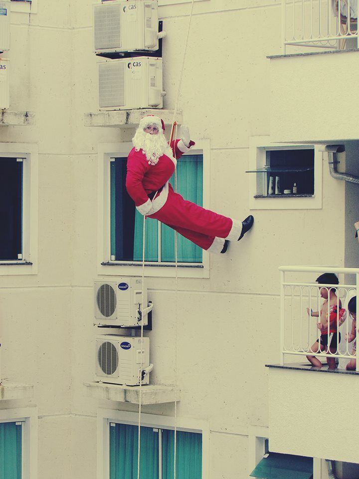 Papai Noel radical chegou de rapel para surpresa dos hóspedes do Bombinhas