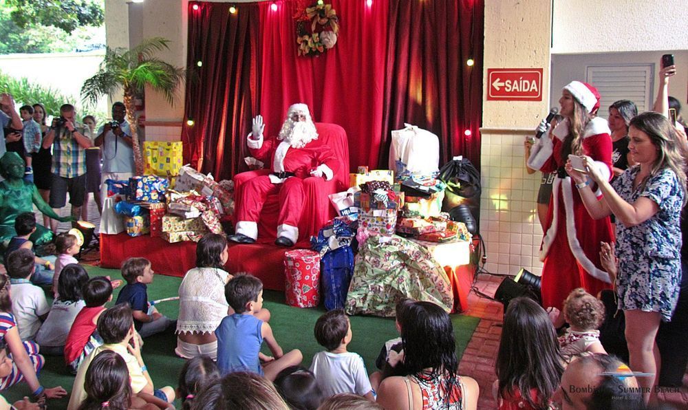Acompanhado de duendes Papai Noel realizou entrega dos presentes
