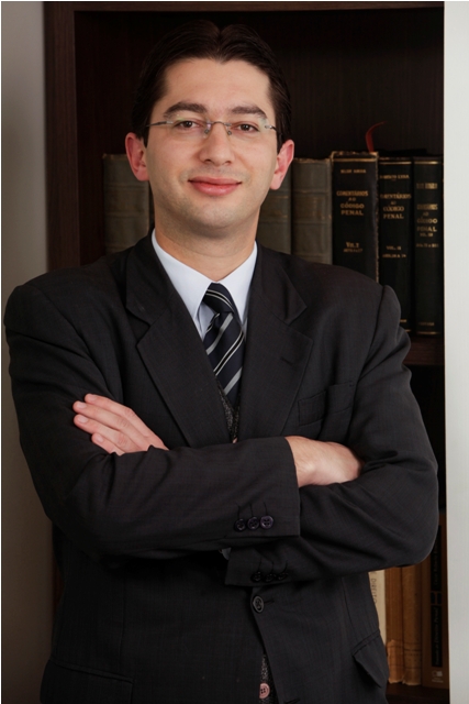 Francisco Monteiro Rocha Júnior  é coordenador da pós-graduação em Direito e Processo Penal da ABDConst. Doutor e Mestre em Direito pela UFPR. Professor Substituto de Direito Penal da UFPR. Advogado Criminalista