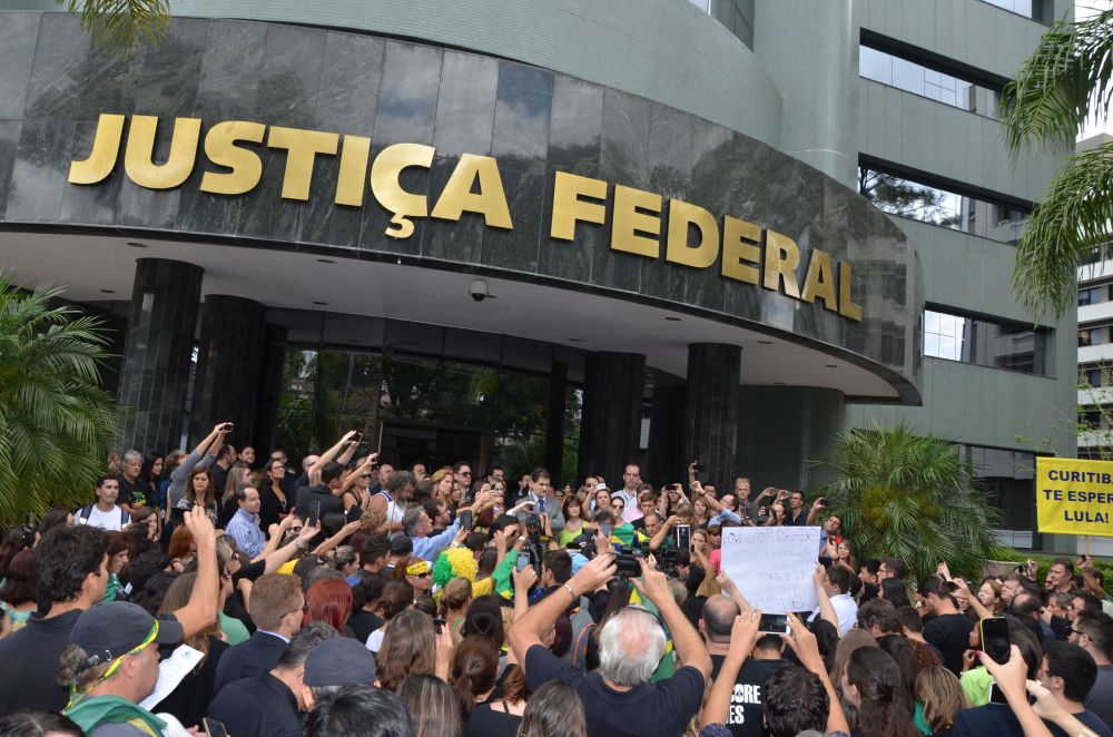 Manifestação em frente à sede da Justiça Federal em Curitiba (Bebel Ritzmann)
