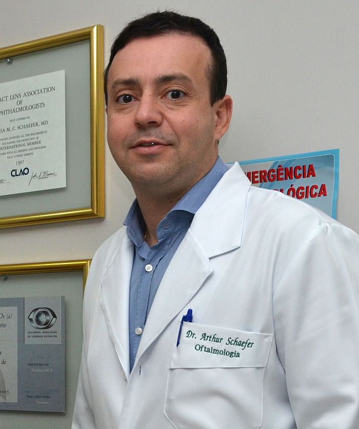 O médico oftalmologista Arthur Schaefer, da Clínica Schaefer de Curitiba (Bebel Ritzmann)