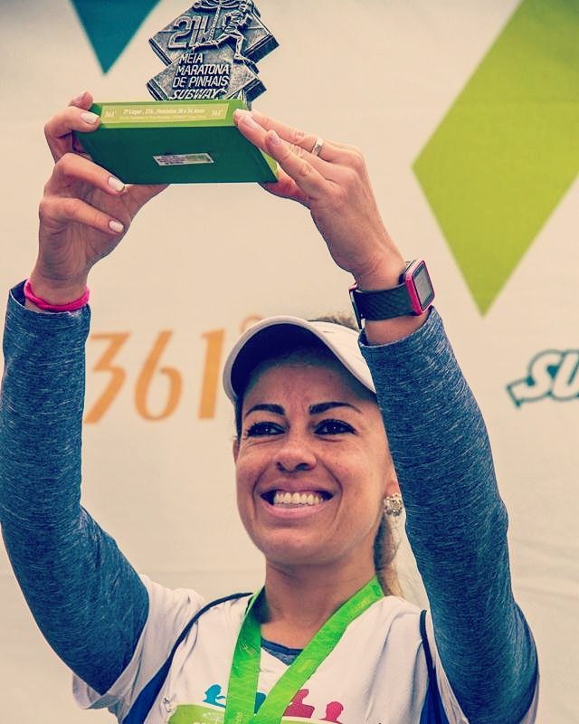 Lidienne Avelleda exibe seu troféu de segunda colocada na categoria 30-34 anos (Divulgação)