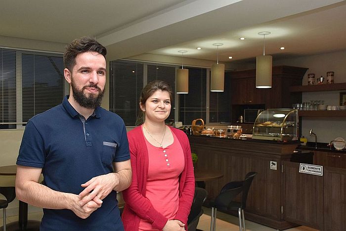 O casal Luís e Caroline Argate são os novos administradores do Café do Edifício Maringá