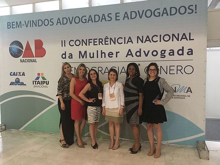 A vice-presidente Daniela Ballão, a presidente da CMA da OAB-PR Luciana Sbrissia com advogadas de outras Seccionais que participam do evento
