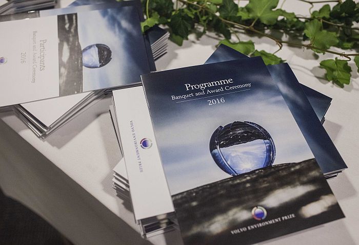 Desde 1990, os premiados pela Volvo Environment recebem uma escultura de vidro e um diploma da instituição - Crédito: Alexander Ruas