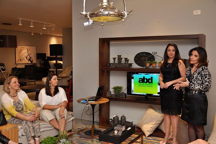 Siomara Baji e Fernanda De Stefano receberam as designers na Sierra Móveis (Leticia Rochael)