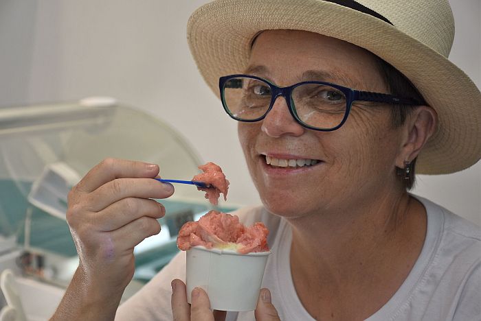 O gelato italiano foi a escolha da empresária Mary Derosso, sócia proprietária da Pousada João de Barro, na Barra do Turvo - Foto: Bebel Ritzmann