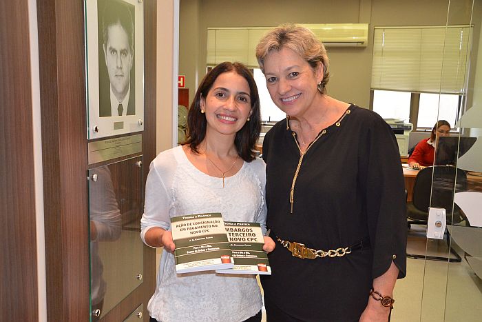 A diretora Julia Arruda entregou obras jurídicas à vencedora Nelissa Sandy  (Zinho Gomes)