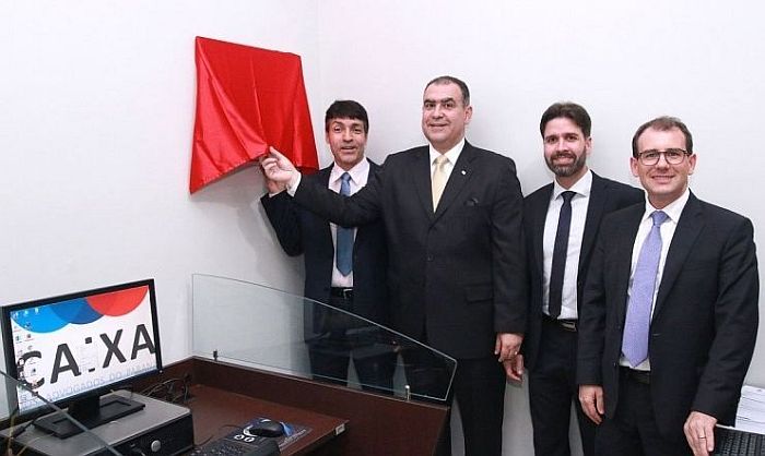 Diretores da CAA-PR e da OAB Londrina descerraram a placa de inauguração  (Jonas Pereira/OAB Londrina)