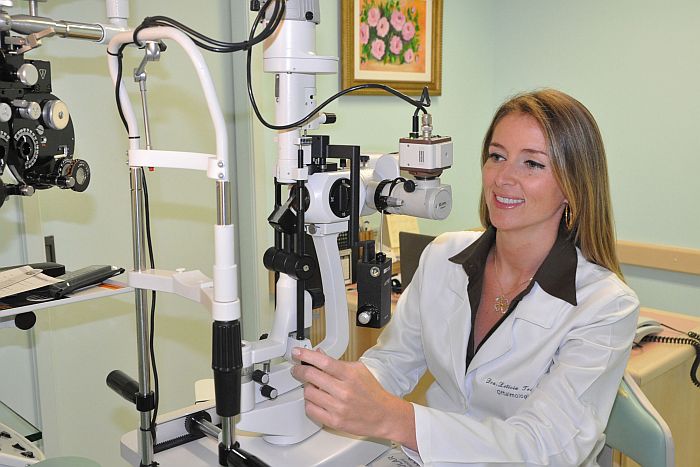 A oftalmologista Letícia Trevisan Tecchio, da Clínica Schaefer de Curitiba (Divulgação)
