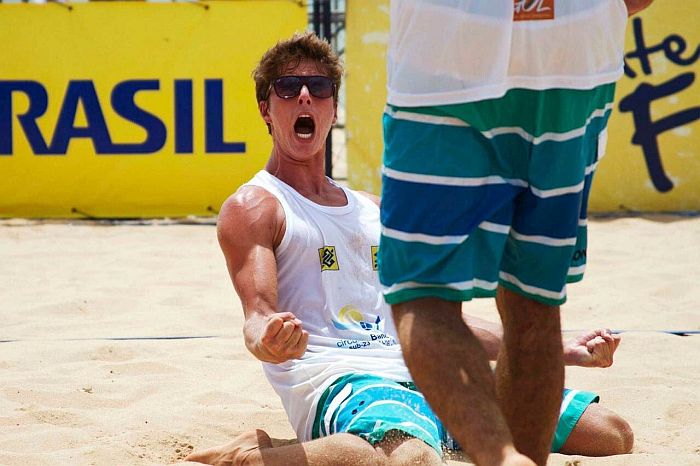 Victor também foi campeão em campeonatos de vôlei de areia - Créditos: Divulgação 