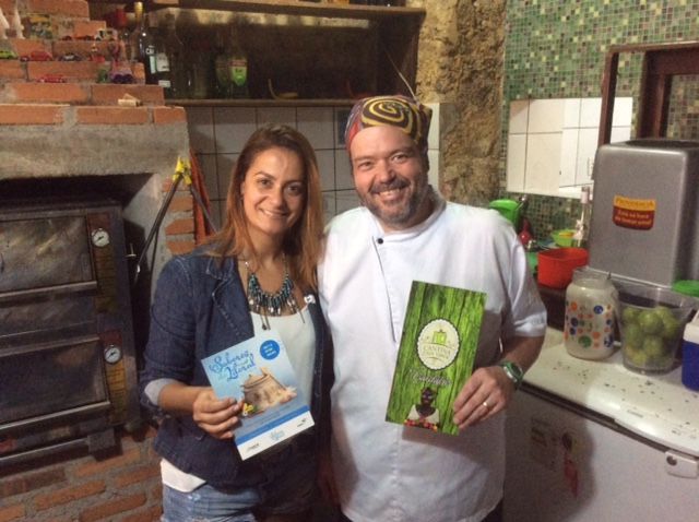 A jornalista Tatiana de Oliveira com o chef André Furlaneto, que comanda a casa ao lado da esposa Gleisi Catani