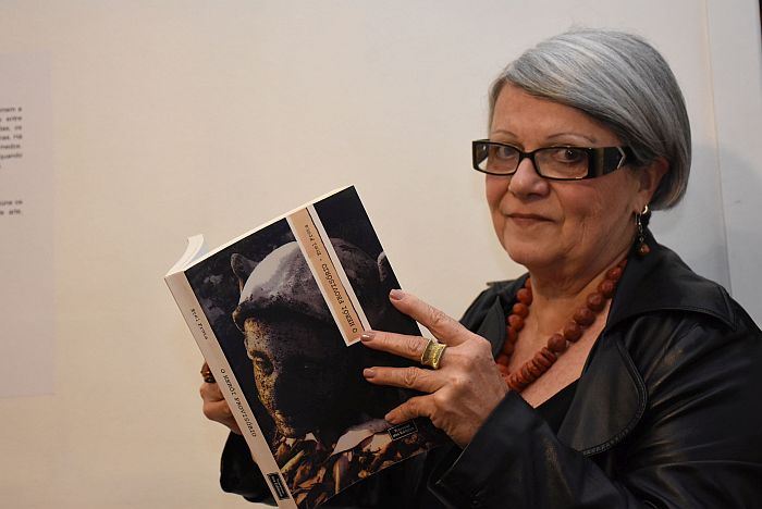 Autora passeia pela história para criar sua obra de ficção  (Bebel Ritzmann)