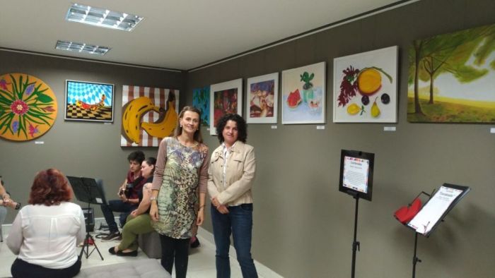 Diretora Iolanda Gomes com a artística plástica Telma Richter na abertura da exposição - Foto: Divulgação