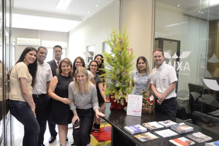A vice-presidente Daniela Ballão e alguns dos funcionários da CAA/PR na árvore de Natal - Foto: Divulgação