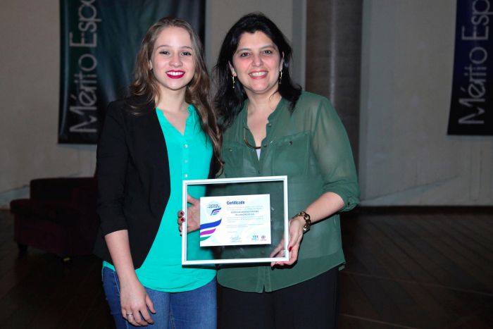 Mahara Oliveira e Cristiane Kilter, que integram o departamento de marketing da Ademilar, receberam o certificado de reconhecimento da Prefeitura de Curitiba - Foto: Divulgação