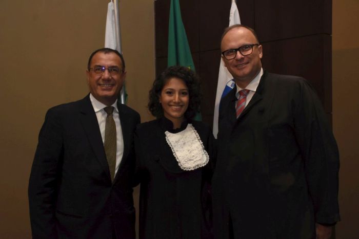 Fernanda Abduch Santos ao lado do seu pai, José Anacleto, e do presidente da APEP - Foto: Bebel Ritzmann