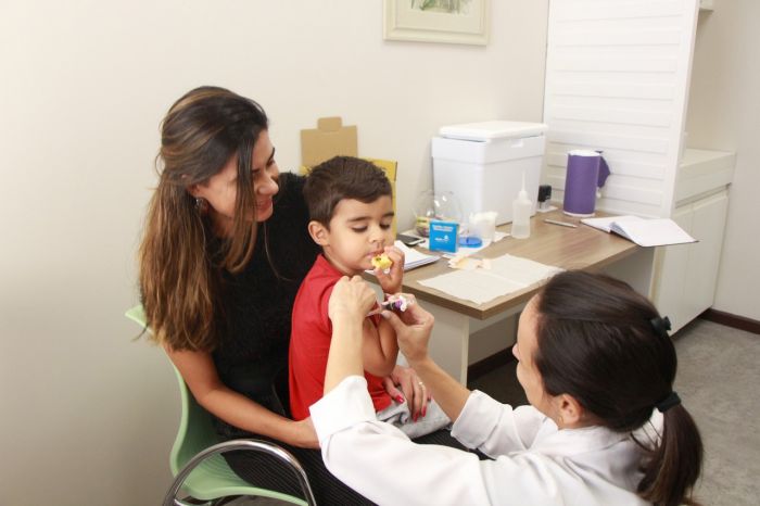 O pequeno João Bernardo foi um dos primeiros a tomar a vacina neste ano - Foto: OAB Paraná