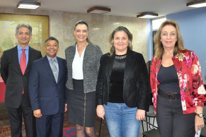 A procuradora-geral de Curitiba Vanessa Palacios com palestrante e procuradores - Foto: Divulgação