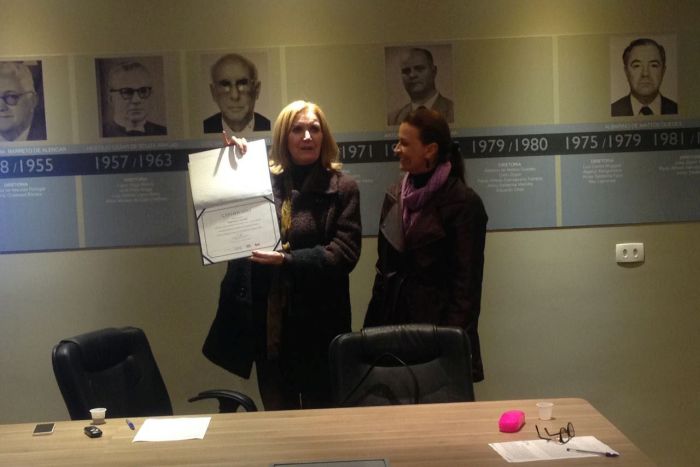 Professora Simone Caldas recebeu certificado da diretora da CAA/PR Iolanda Gomes - Foto: Divulgação 