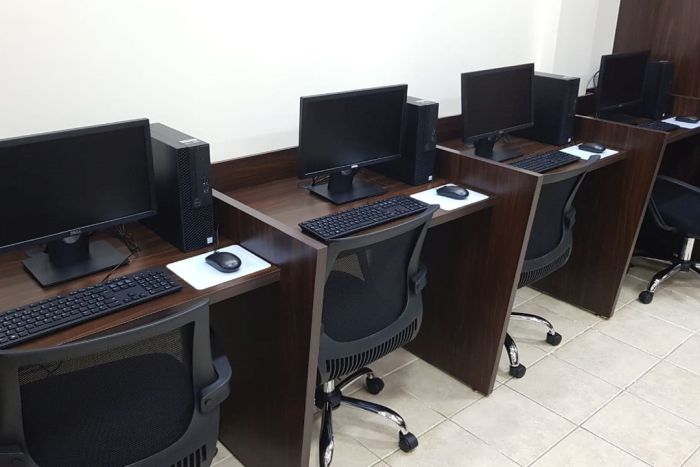 Escritório Compartilhado de Apucarana tem seis estações de trabalho e uma sala para atendimento a clientes - Foto: Divulgação