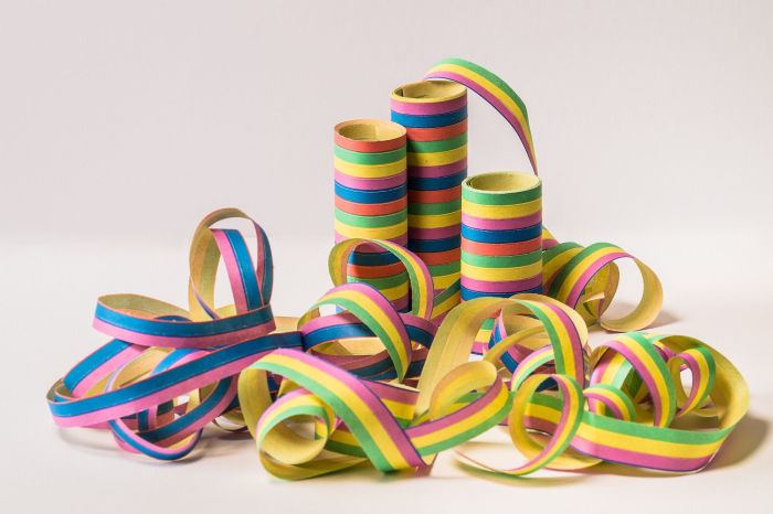 Com fitas coloridas crianças vão customizar guirlandas natalinas - Foto: Divulgação