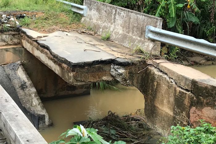 Uma enxurrada em 2016 derrubou ponte que garantia acesso à Barra do Turvo - Foto: Divulgação