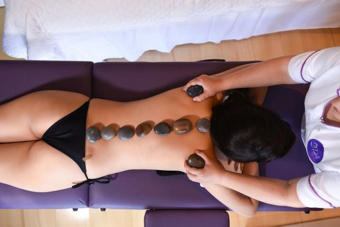 Massagem Relaxante de Pedras - Foto: Divulgação