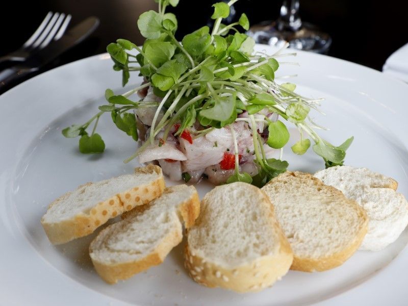 Ceviche de peixe branco é uma das opções de entrada no almoço do Full Jazz Bar - Foto: Divulgação