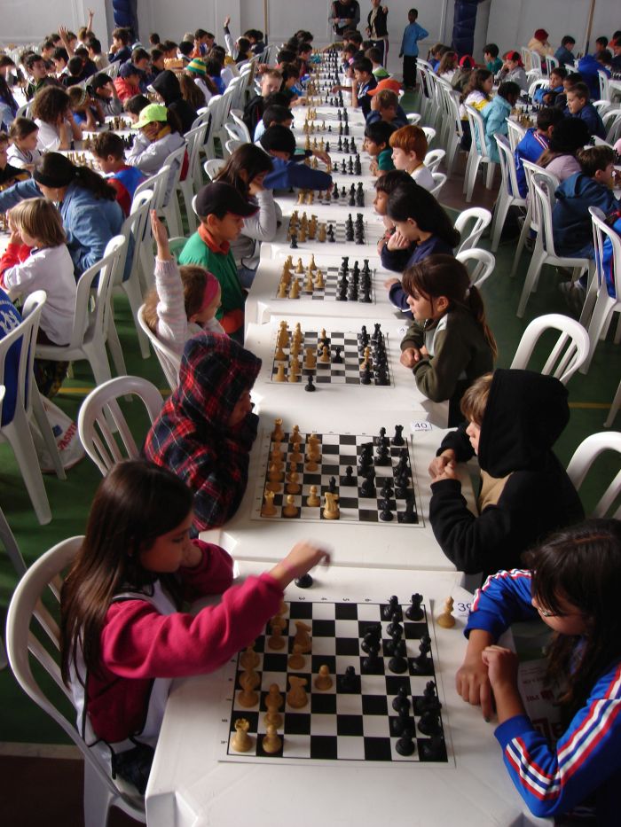 Com o xadrez a criança aprende a reagir de forma mais positiva às situações enfrentadas em sua vida - Foto: Divulgação