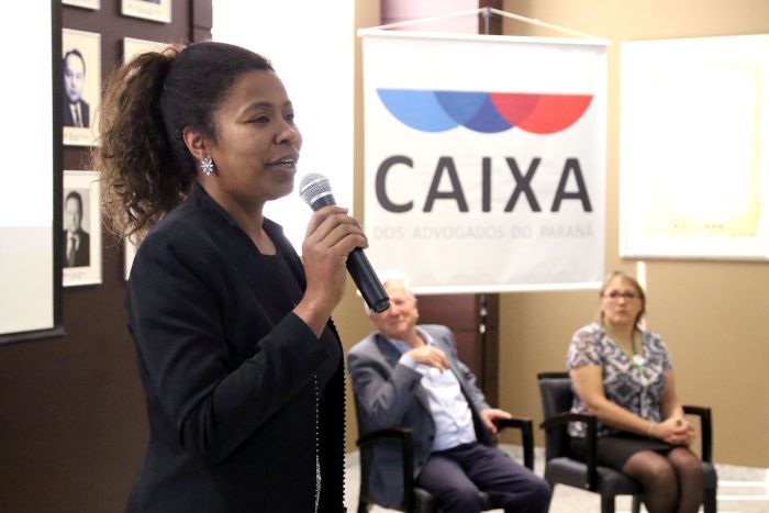 Secretária-geral adjunta da CAA/PR, Silvana Niemczewski apresentou o projeto - Foto: Roberta Ling/OAB Paraná