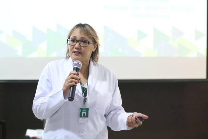 A psicóloga Márcia Umata, da Unimed Paraná, ministrou palestra - Foto: Roberta Ling/OAB Paraná