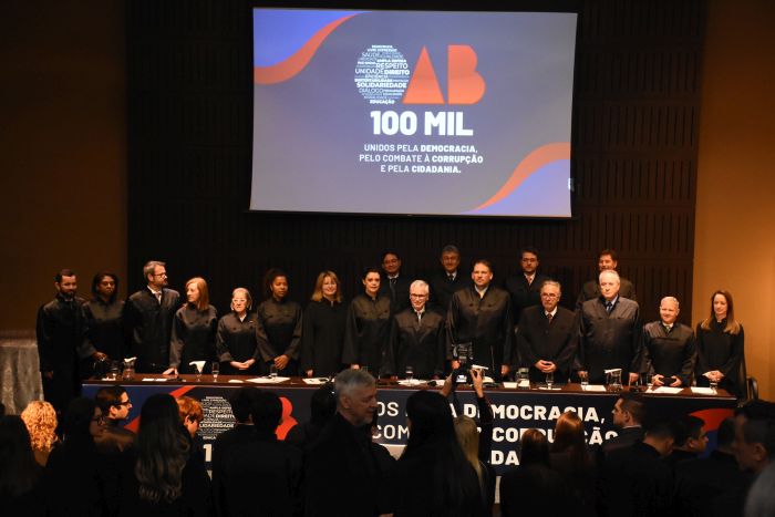 A secretária-geral adjunta da CAA/PR integrou a mesa de solenidade de compromisso coletivo na OAB Paraná - Foto: Divulgação 
