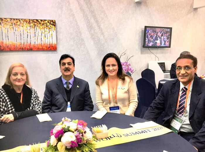 Vera Tabach, primeiro ministro do Paquistão Yousuf Raza Gillani, Pricila Menin e Boubacar Diallo, vice presidente da UPF no Brasil - Foto: Divulgação