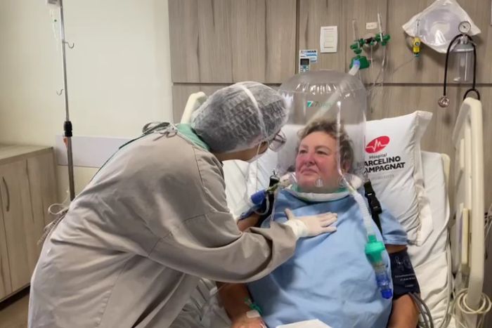 Elza Zawadzki utilizando o Helmet, cápsula respiratória que melhora a oxigenação dos pacientes - Foto: Divulgação