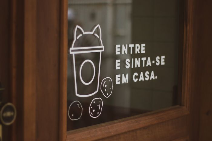 Apaixonados por cafés ganham mais uma opção gastronômica em Curitiba. Season Coffee & CO aposta em conceito “casa de avó” com produtos que remetem à culinária afetiva oferecendo também produtos veganos - Fotos: Guiga Parzianello / Artur Rodrigues