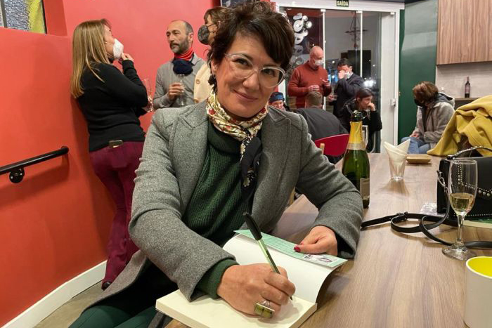 A autora autografou os livros em espaço cultural do Hostel Bebel - Foto: Bebel Ritzmann