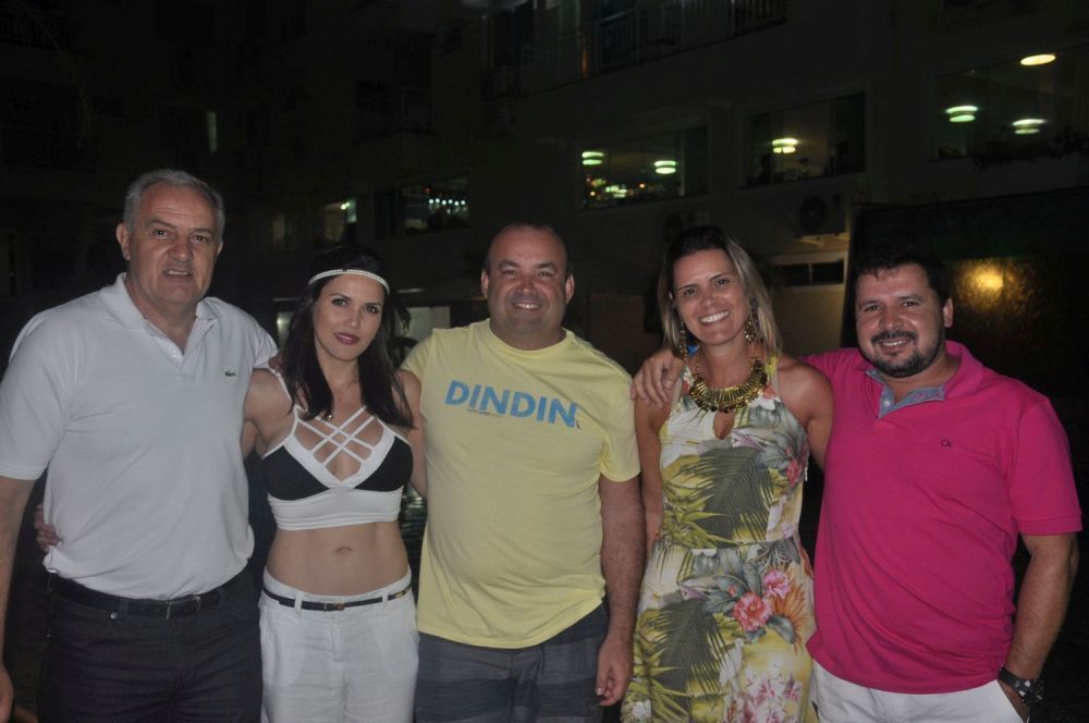 O representante do Summer Beach na região Sul Larri Doile, Mana Ventura, o diretor executivo do Summer Cristiano Alberto de Souza, com Tais Becker e o agente de turismo Ilso Roberto Silva, da Coobrastur