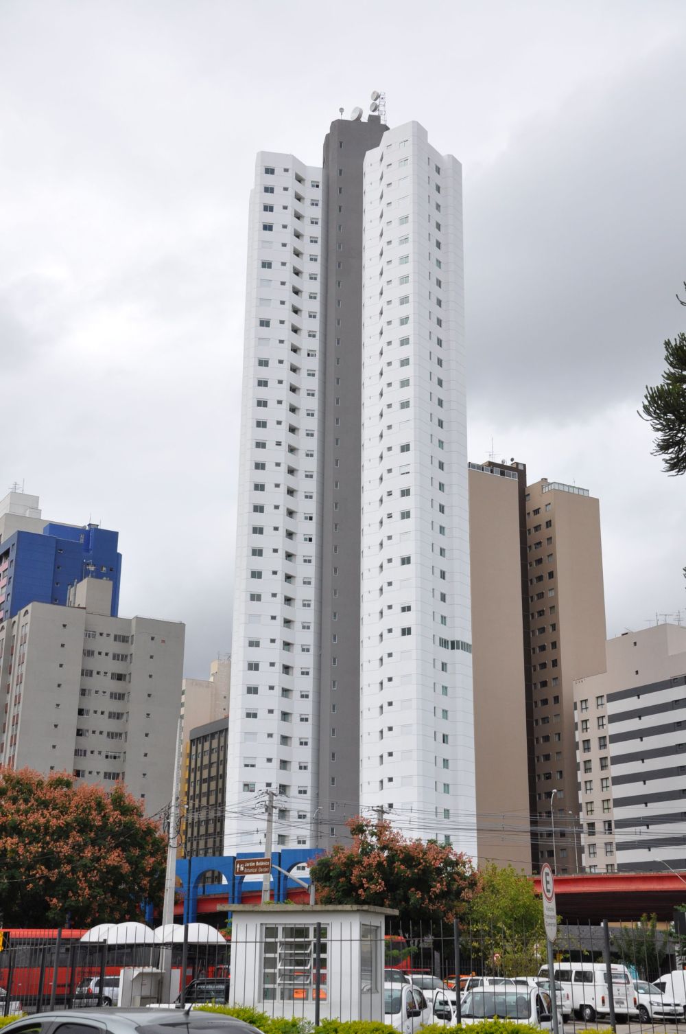 Edifício está localizado em frente à rodoviária, no centro de Curitiba (Bebel Ritzmann)