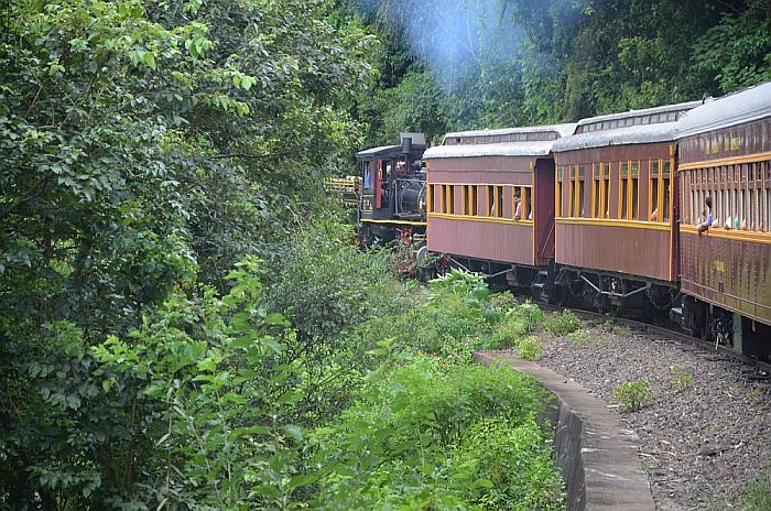 Passeio de trem é conduzido por uma autêntica locomotiva a vapor datada de 1920 (Divulgação/Thermas Piratuba)