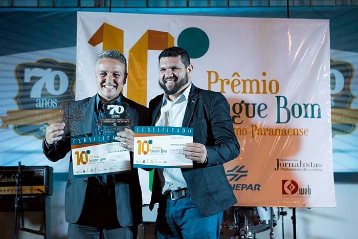 Marcio Barros recebe o prêmio Sangue Bom de Jornalismo de Oswaldo Eustáquio Filho, da subseção Litoral do Sindijor PR