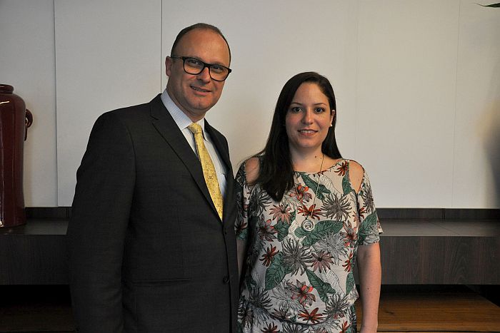 Eroulths Cortiano Junior e Carolina L. Schussel na presidência da nova diretoria (Zinho Gomes)