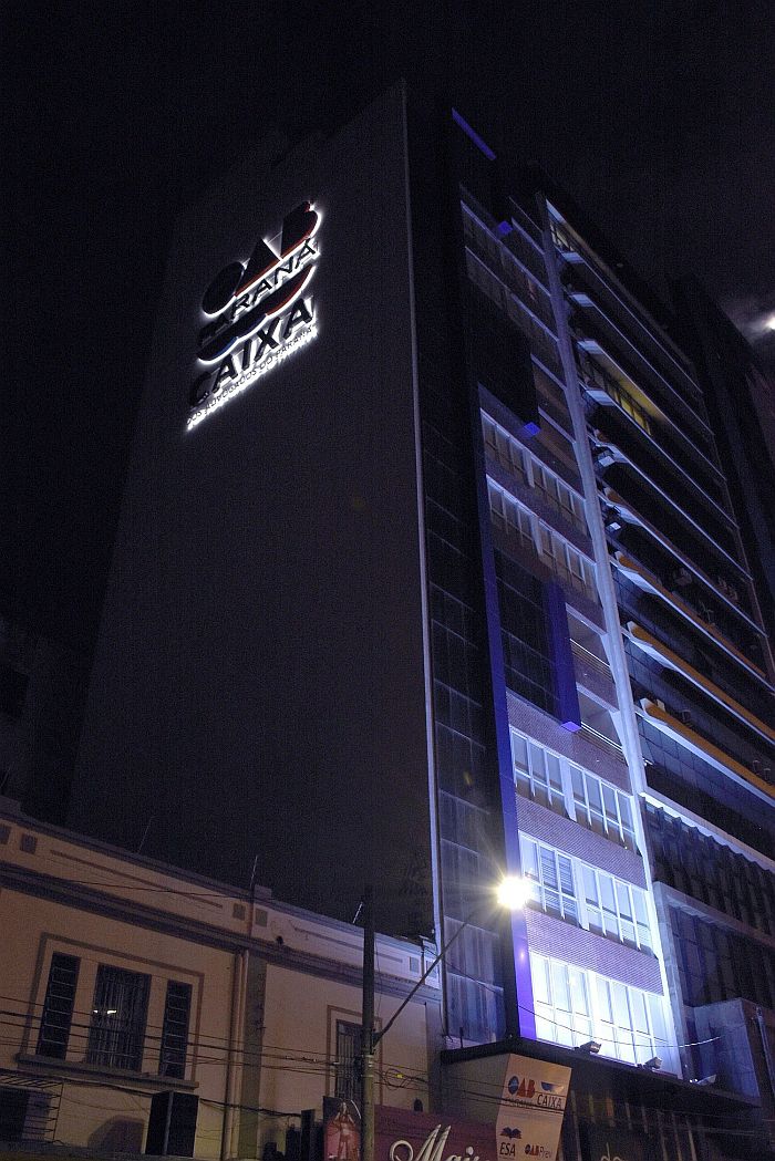 Edifício Maringá, no centro de Curitiba, também recebeu iluminação azul (Bebel Ritzmann)