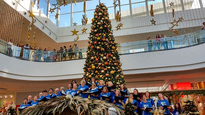 Apresentação do Coral junto ao presépio na entrada principal do shopping, dia 20 (Divulgação)