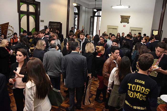 Lançamento aconteceu no salão nobre do prédio histórico da UFPR (Bebel Ritzmann)