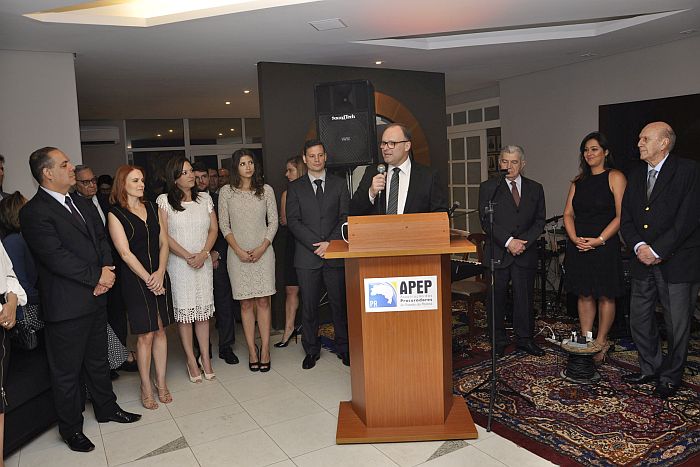 Discurso do presidente Eroulths Cortiano Junior, na foto com a nova diretoria (Heloisa Rego)